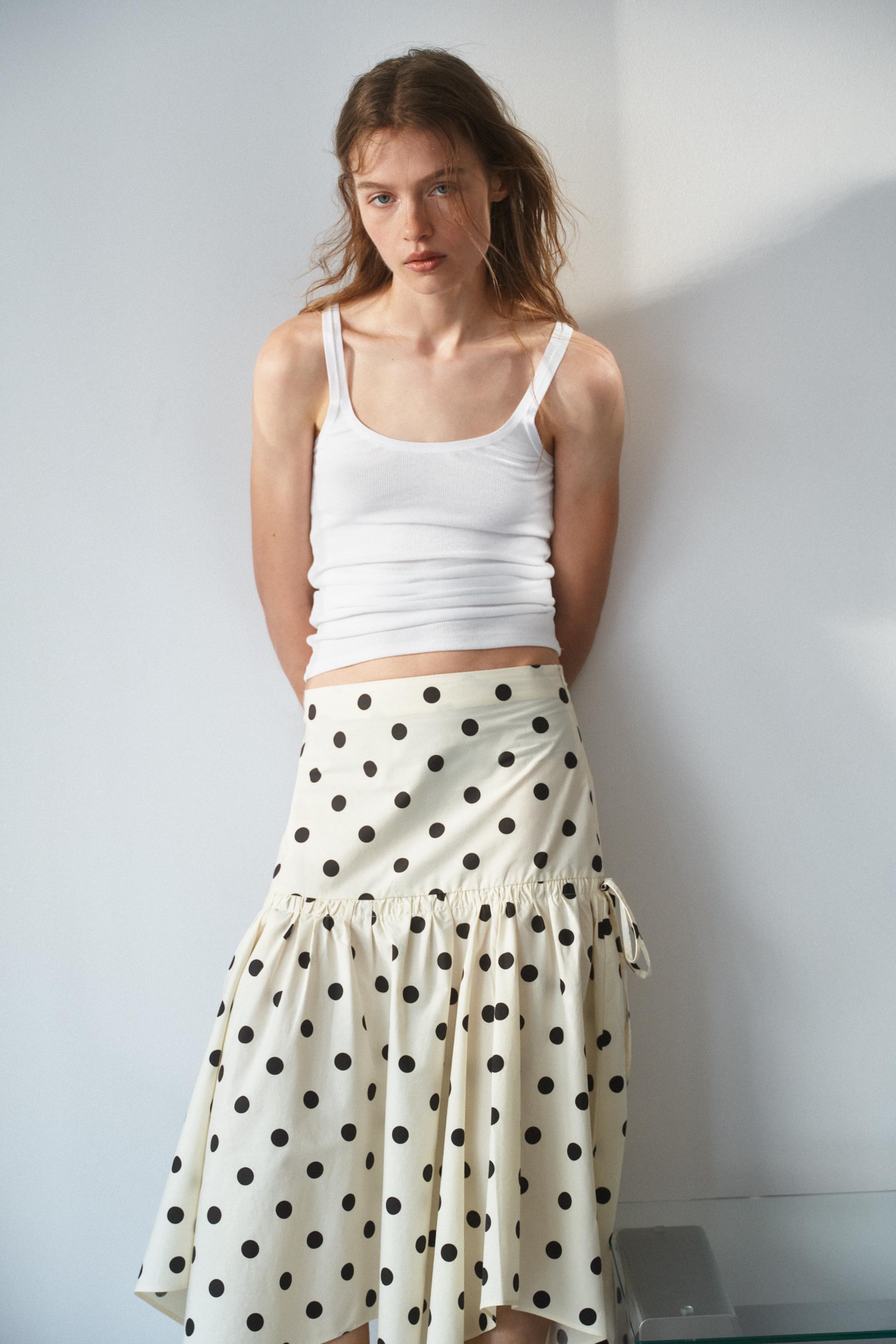 JUPE MI-LONGUE ASYMÉTRIQUE À POIS